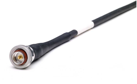 MegaPhase Survivor? 加固型電纜，頻率可達 40 GHz
